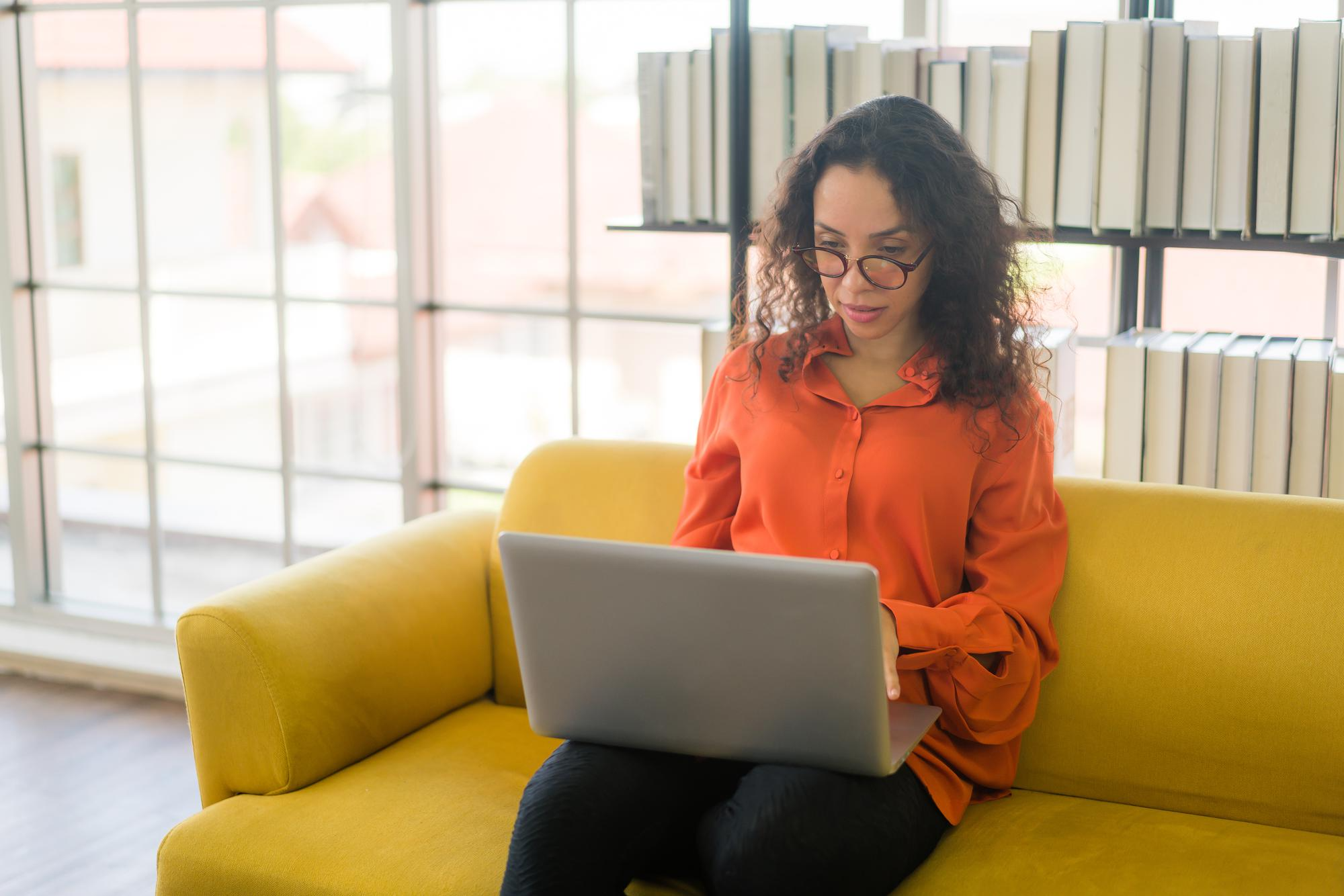 E quais são os benefícios de buscar serviços online?